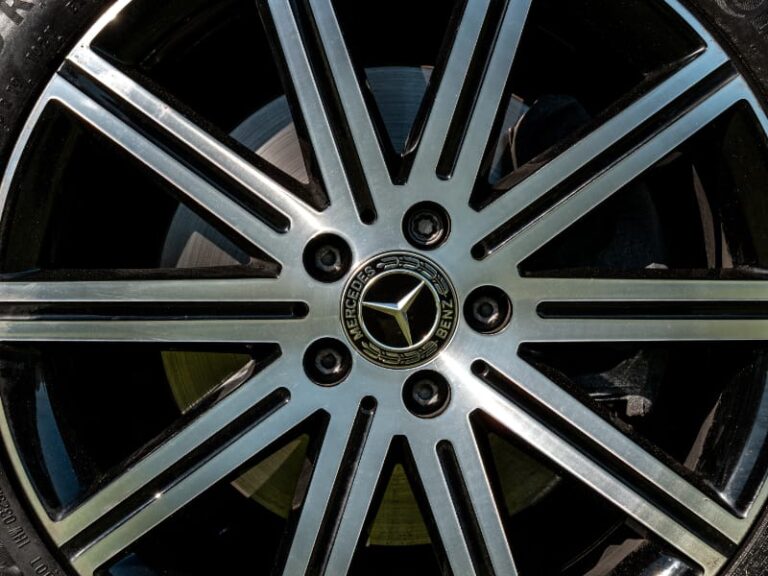 Browns Hire Mercedes V Class wheel